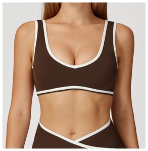 Gros plan d'un bikini marron avec liseré blanc contrasté et coupe en V à taille haute
