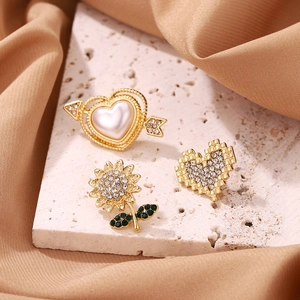 Luxuriöses vergoldetes Brosche-Set mit Perlenherz, Pixel-Herz und Kristall-Sonnenblume