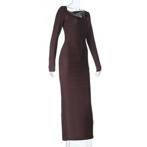 Gros plan sur la robe moulante marron foncé à manches longues et tissu en maille texturée