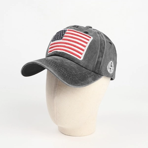 Dettaglio del ricamo bandiera americana su cappellino in cotone lavato stile vintage
