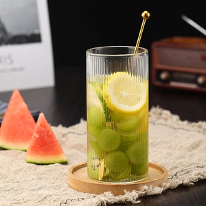 Vaso minimalista de vidrio de borosilicato acanalado con cuchara de metal dorada