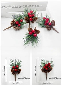 Dettaglio di aghi di pino natalizi con bacche rosse e pigne da 8-10cm per decorazioni DIY
