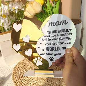 Macro detail of acrylic heart plaque for Mom with gold mirror finish and sentiment text
