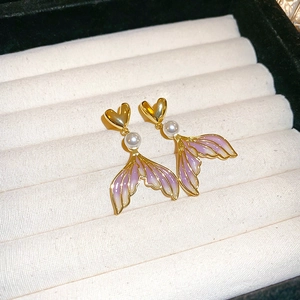 Elegant mermaid tail pearl earrings with gold hearts and purple gradient finish