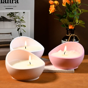 Driedelige set halfopen ovale kandelaars in roze, wit en beige met een matte textuur