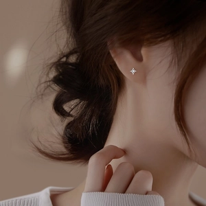S925 Sterling Silber Stern Ohrstecker mit Diamant Akzent an einem Model getragen