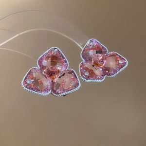 Detailansicht der rosa Kristallblumen-Ohrstecker mit silbernen Kordelrändern und Akzenten