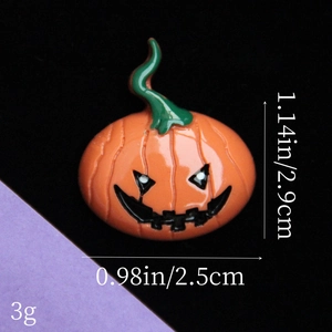 Vista macro delle dimensioni di un mini ciondolo a zucca di Halloween in resina con viso