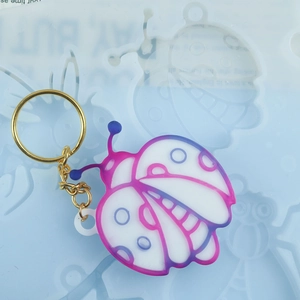 Détail d'un porte-clés coccinelle DIY fait de moule silicone avec résine dégradée