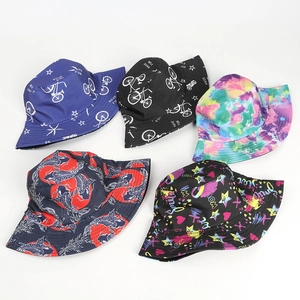 Auswahl an bunten Anglerhüten mit Paisley-, Batik- und Blumenmustern für den Sommer