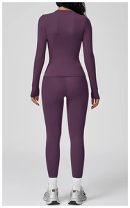 Vue arrière d'un ensemble de yoga violet avec haut à manches longues et legging gainant