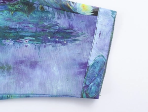 Detailaufnahme des Chiffon-Fledermausärmels mit lila-blauem Ölgemälde-Blumendruck