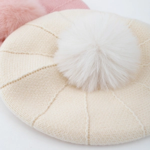 Béret tricoté blanc crème pour enfants avec pompon en fausse fourrure pour l'automne-hiver