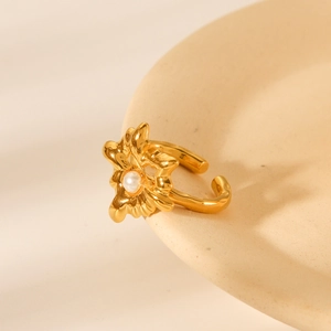 French vintage heart ring with radial wrinkles, golden texture and a central pearl accent