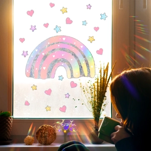 Regenboog prisma raamstickers met roze harten en sterren voor decoratie van glaswerk