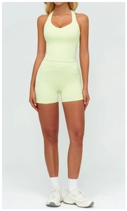 Détail d'un ensemble de yoga vert citron avec débardeur dos nageur et short de sport
