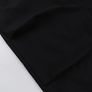 Détail du tissu noir léger de ce pantalon cargo avec une texture tissée lisse