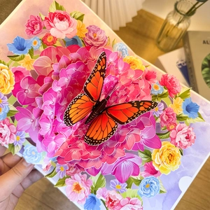 Detail einer 3D-Pop-up-Karte mit rosa Hortensien und orangefarbenen Schmetterlingen