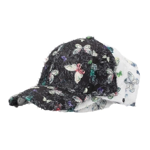 Detail einer Vintage-Baseballkappe mit buntem Schmetterlingsdruck und ausgefransten Kanten