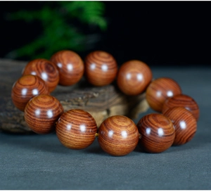Vue détaillée de perles en bois de Dalbergia poli avec veinage naturel et motifs riches