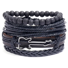 Detail eines mehrlagigen Rocker-Armbands mit silbernem Gitarren-Anhänger und Perlen