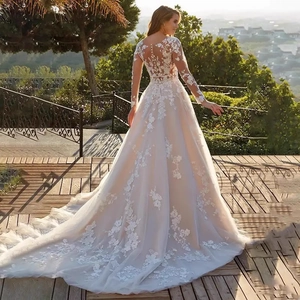 Robe de mariée blanche à manches longues en dentelle avec dos nu et longue traîne
