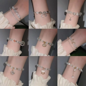Minimalistische Katzenauge-Perlenarmbänder mit Herz- und Blumenanhängern