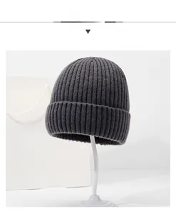 Détail du bonnet en maille côtelée gris foncé avec un large revers épais pour l'hiver