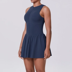 Dettagli dell'abito da tennis blu scuro con gonna a pieghe a vita alta e tessuto sport