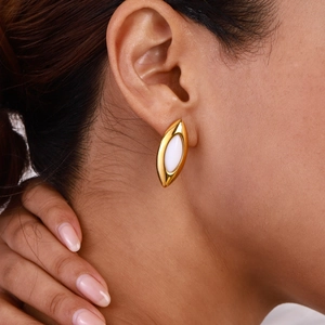 Elegante vergoldete Marquise-Ohrstecker mit weißer Einlage, an einem Model gezeigt