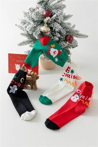 Vue détaillée de chaussettes de Noël en coton avec motifs jacquard et décor festif
