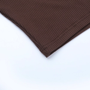 Vue détaillée du tricot côtelé marron montrant les coutures de qualité et la texture