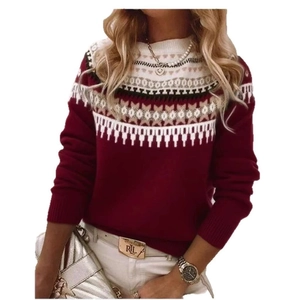 Detail van een rode gebreide trui met klassieke Fair Isle patronen en een ronde hals