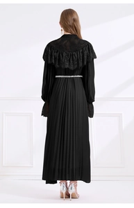 Vue de dos d'une robe trapèze noire avec col en dentelle et ceinture perlée