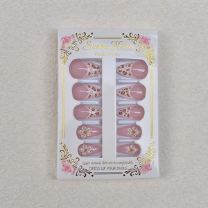Détail de faux ongles en amande avec imprimé léopard rose et accents floraux en 3D