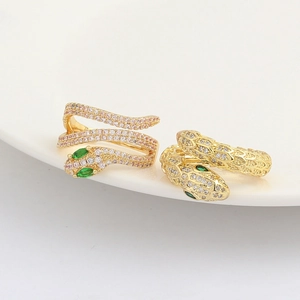 Eleganti anelli a serpente in oro con pavé di zirconi rosa e bianchi e occhi verdi