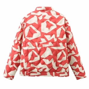 Vue détaillée de la veste matelassée à motif géométrique rouge et blanc avec col montant