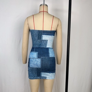 Detalle del vestido ajustado con estampado denim azul y finos tirantes rojos