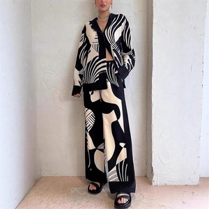 Détail de l'imprimé abstrait noir et blanc sur cet ensemble chemise et pantalon chic