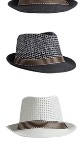 Esposizione di tre cappelli fedora in paglia traspirante con trama intrecciata e nastri