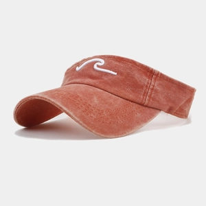 Vue détaillée de la visière orange brique avec broderie vague et texture délavée