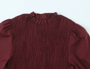 Détail du chemisier bordeaux avec plastron froncé élastique et col à volants chic