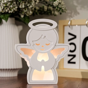 Détail de la veilleuse LED ange avec lumière chaude et design en bois multicouche