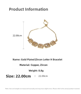 Détail du bracelet à maillons H plaqué or avec des pierres de zircone étincelantes