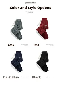 Dettaglio di quattro opzioni di colore per pantaloni in pile in grigio, rosso, blu e nero