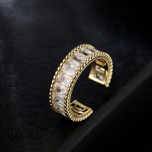 Adjustable 18K gold ring with baguette-cut zircons and milgrain edges in a 45-degree view
