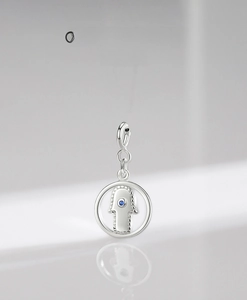 Détail du pendentif main de Fatma en argent sterling S925 avec pierre bleue sertie
