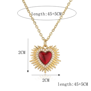 Dettaglio delle dimensioni del ciondolo cuore alato placcato oro con zircone rosso