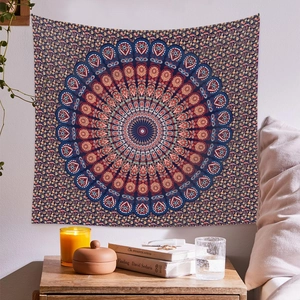 Détail d'une tapisserie mandala bohème sur un mur de chambre avec un décor chaleureux