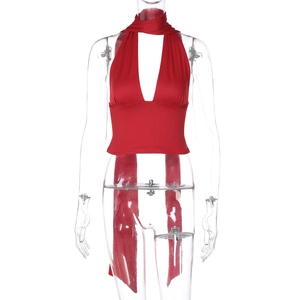 Détail d'un haut court dos nu rouge montrant le tricot élastique et le col écharpe intégré